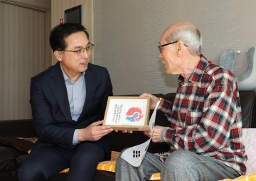 박희조 동구청장, 독립유공자 유족 방문해 감사의 뜻 전해