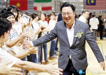 보육인들과 하이파이브 하는 이장우 대전시장