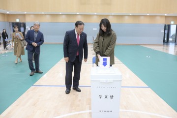 최민호 세종시장, 제22대 국회의원선거 투표소 현장 점검