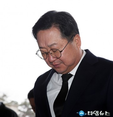 대전보훈공원 참배로 새해 일정 시작하는 이장우 대전시장