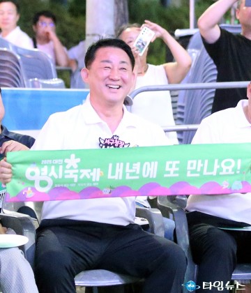 서철모 서구청장, “내년 0시 축제에 또 만나요” 퍼포먼스