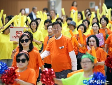 김제선 중구청장, 자원봉사자들과 준비체조 ‘호흡 맞춰’