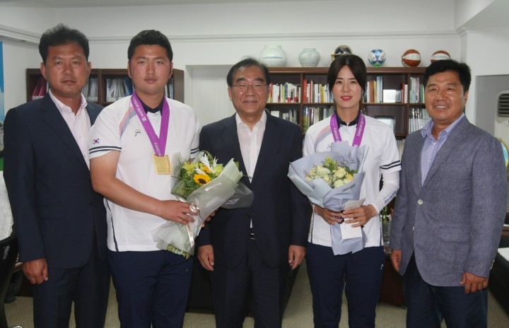 이승훈 청주시장 양궁부 김우진, 최보민 선수 격려