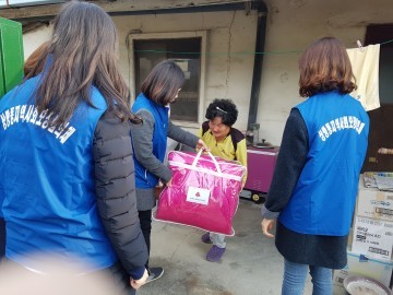 이홍배 영주상망동장 사화보장협의체 김진선 독거노인 31세대 극세사 이불세트 전달
