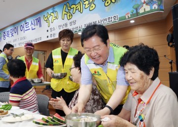 장종태 서구청장·서구자원봉사협의회, 중복맞아 어르신께 낙지삼계탕 대접