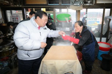 최민호 세종시장, 설맞이 전통시장 방문