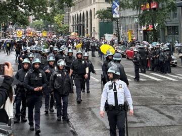 "법치 무너져"…빗속에 5만명 모인 뉴욕 反트럼프 시위