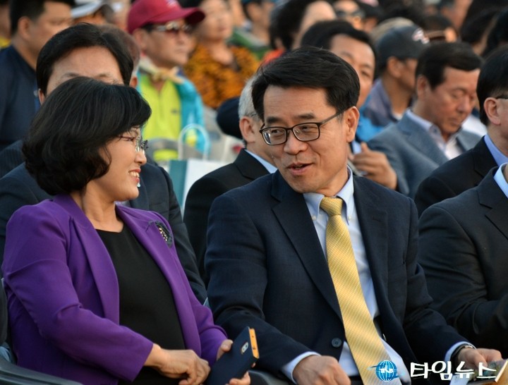 대화하는 김인식 의장과 송석두 부시장