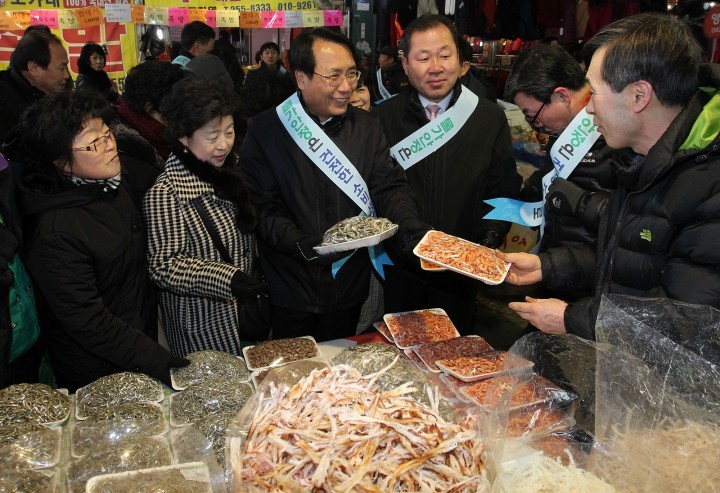 한현택 동구청장, 전통시장에서 훈훈한 설 명절 준비하세요!