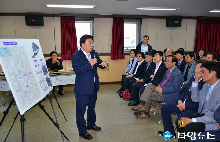 트램 시범노선 설명하는 권선택 대전시장