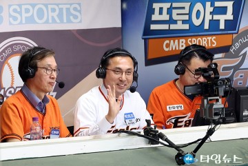 야구 중계하는 박희조 동구청장