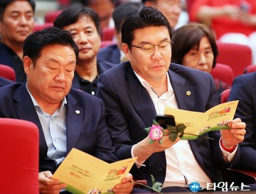 토크콘서트에 참석한 송인석·정명국 대전시의회 의원