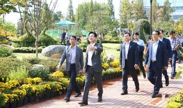 허태정 유성구청장, 국화전시회 현장 점검