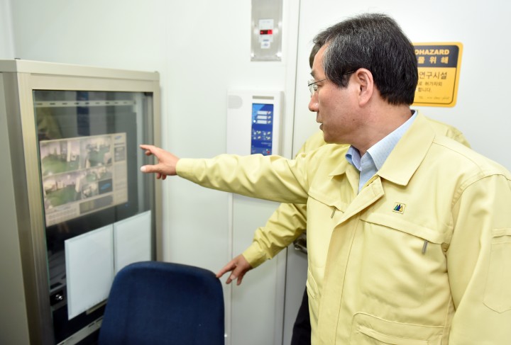 인천보건환경연구원 방문한 유정복 인천시장, 메르스 검사 상황 점검