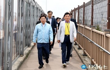 권선택 시장·박용갑 청장, 문화 육교 살피는 중!