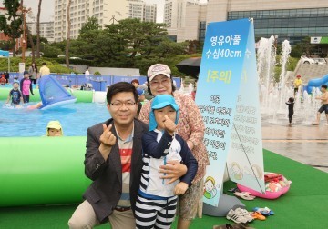 평택시, 시청앞 광장내 물놀이장 개장 물만난 어린이들 개장 첫날 1,000여명 찾