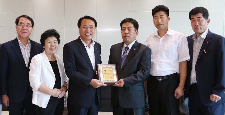 역전시장 상인회, 한현택 동구청장에게 감사패 전달