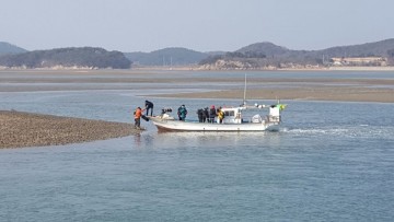 태안해경, 주말 갯벌 고립 걷기여행자 10명 구조