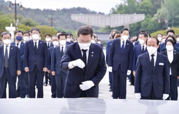 이용섭 광주시장, 국립5·18민주묘지 합동 참배