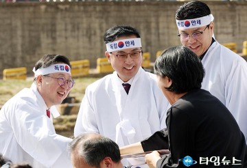 주민들과 인사 나누는 이장우·박희조·정명국