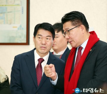당원협의회 당원연수에서 대화 나누는 송활섭 대전시의회 의원과 윤소식 전 대전경찰청장