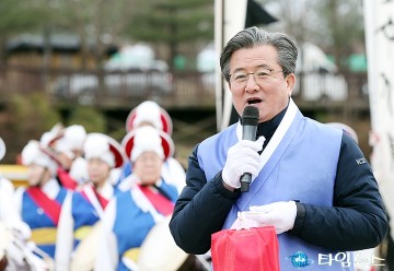 ‘유성대보름제’ 행사에서 인사말 하는 정용래 유성구청장