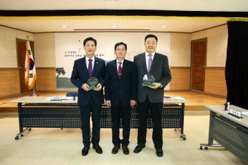 대전 유성구의회 이희환·구본환 의원, 관평동 주민들의 마음 담은 감사패 받아!