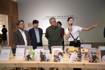 문재인 전 대통령-강기정 광주시장, 디자인비엔날레 관람 