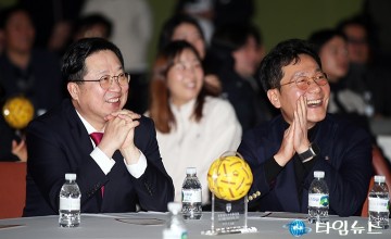 ‘세팍타크로팀’ 창단식에서 활짝 웃는 이장우 대전시장과 이승찬 대전시체육회장