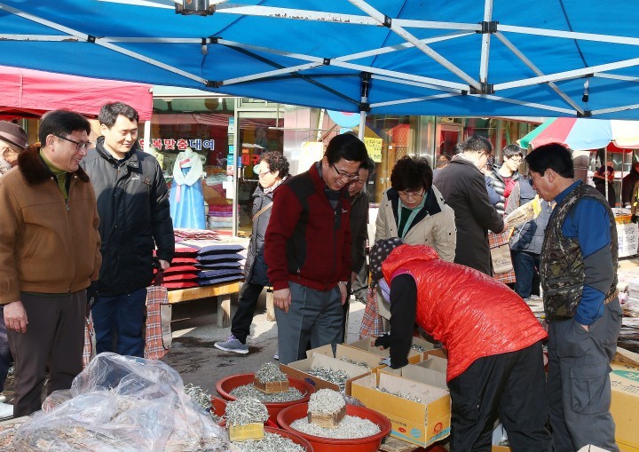 허태정 유성구청장, 설맞이 유성시장 장보기