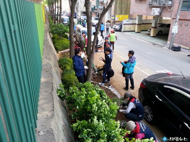 심곡3동, 심곡초교 서측 담장 화단 정비 및 꽃 식재