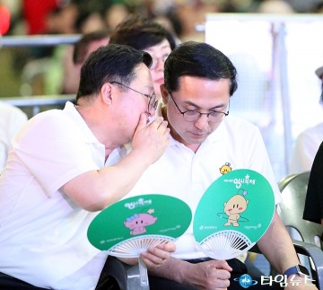 이장우 대전시장·박희조 동구청장, 대전 0시 축제 현장서 만남