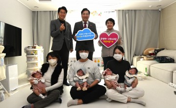 대전 대덕구의회, 네쌍둥이 탄생 100일 축하…아이 키우기 좋은 구 만들 것