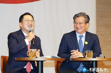 환하게 웃는 이장우 대전시장과 정용래 유성구청장