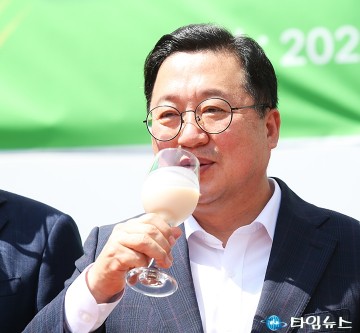 ‘꿈돌이 막걸리’ 시음하는 이장우 대전시장