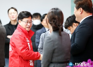 이택구 선거사무소 개소식에 참석한 이동한 중구청장 예비후보