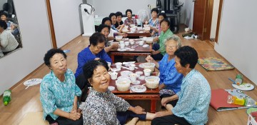 어르신, 삼계탕 드시고 건강하세요