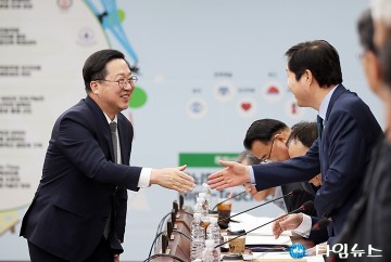 지역대학 총장과 인사 나누는 이장우 대전시장