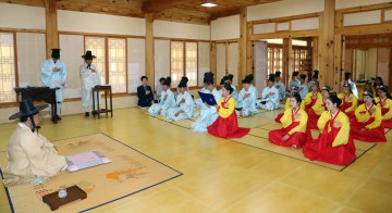 동양대학교 관례 전통 성년례 행사 성년자들이 최성해 총장에게 성년 선서를 하고 있다.
