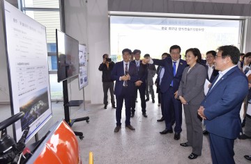 박영선 중소벤처기업부 장관, 자율주행전기차 시제품 현장 방문