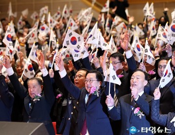 만세삼창 하는 이장우 대전시장과 설동호 대전시교육감