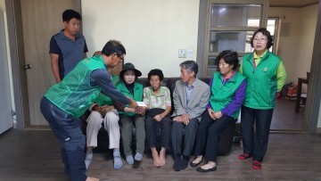  강림면 새마을지도자협의회 백혈병환자 가족에게 성금 전달