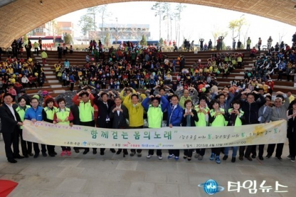 수원시의회 의원 봉사단, ‘함께걷는 봄의 노래’걷기대회 활동 보조인 나서