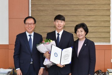 정선출신  이상호 스노보드 국가대표선수 장학증서 수여와 특별장려금 전달