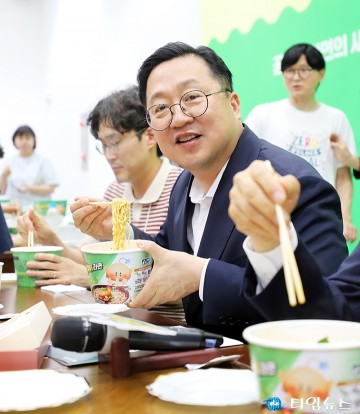 “이 맛이면 전국 통일!” 이장우 대전시장, 꿈돌이 컵라면 시식