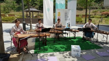 여름 밤, 잔디밭에 앉아 즐기는‘보이스 페스티벌’