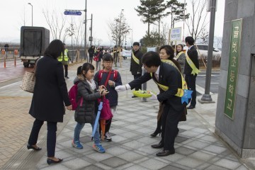최교진 세종시교육감, 신설학교 17개교 첫등교 학생 맞이