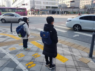 세종시, 노란발자국에서 잠시 기다려주세요!