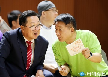 대화 나누는 이장우 대전시장과 서철모 서구청장