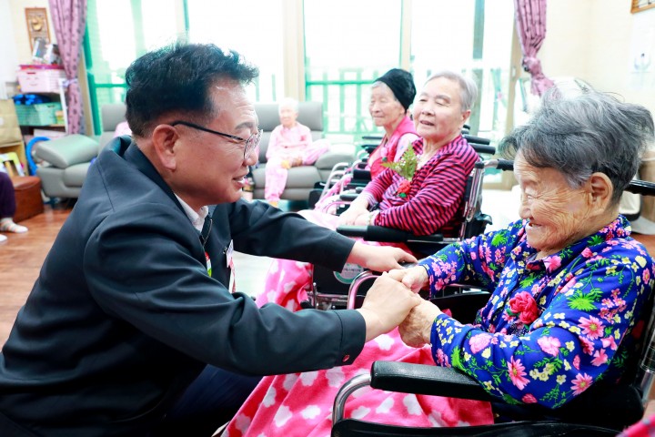 울진군 공무원 어버이날 맞아 어르신 '카네이션 달아드리기' 진행